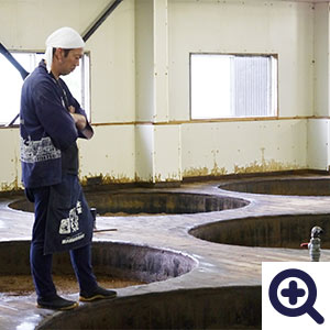 ゆっくりと時間をかけて熟成させる金笛醤油